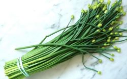 chữa mề đay bằng lá hẹ