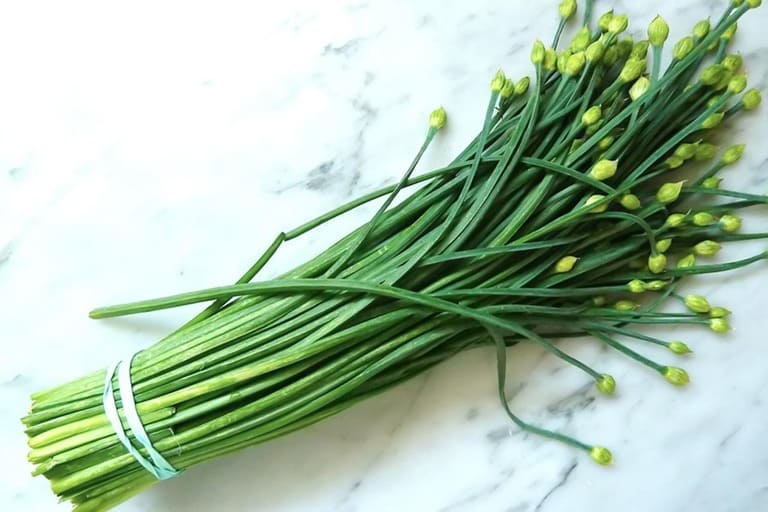 chữa mề đay bằng lá hẹ