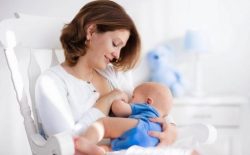 Mẹ bị nổi mề đay có nên cho con bú không? Lời khuyên từ chuyên gia