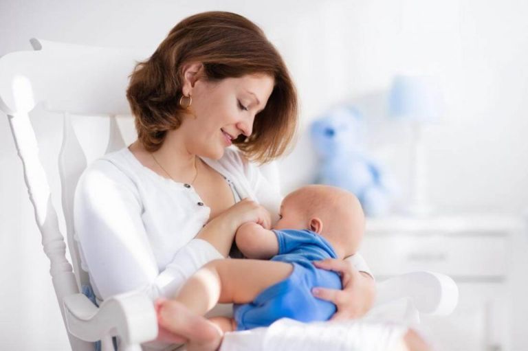 Mẹ bị nổi mề đay có nên cho con bú không? Lời khuyên từ chuyên gia