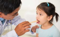 Phát hiện sớm các dấu hiệu bé bị viêm họng để điều trị hiệu quả