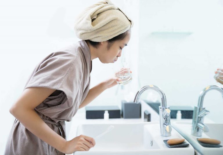Súc miệng bằng nước muối giúp cải thiện tình trạng sưng viêm amidan