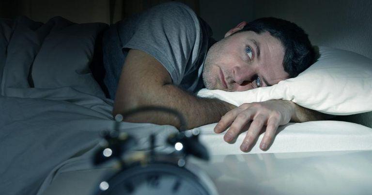 Mất ngủ đêm kéo dài là triệu chứng điển hình mà người bệnh có thể gặp phải